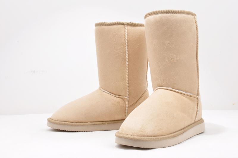 Beige Winterstiefel aus Wildleder, gefüttert, rutschfeste Sohle, ideal für kalte Tage. Modische Damenstiefel, warm und bequem.