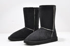 Schwarze Stiefel aus Wildleder mit weißer Naht, ideal für Wintermode. Bequeme, warme Damenstiefel, perfekt für kalte Tage und trendige Outfits.