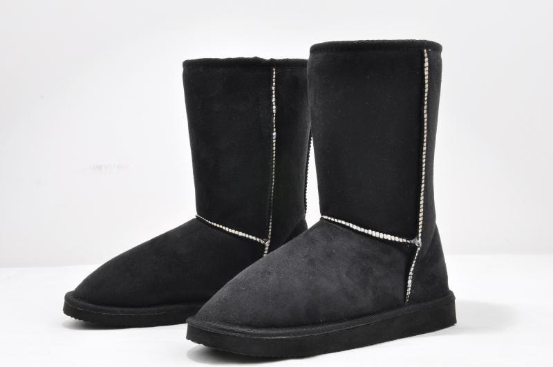 Schwarze Stiefel aus Wildleder mit weißer Naht, ideal für Wintermode. Bequeme, warme Damenstiefel, perfekt für kalte Tage und trendige Outfits.