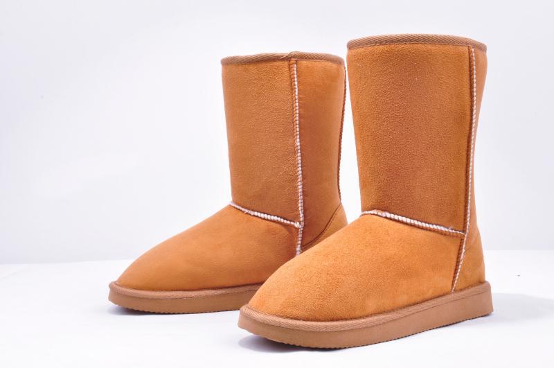 Klassische braune Winterstiefel aus Wildleder, warm gefüttert, rutschfeste Sohle. Perfekt für kalte Tage. Ideal für Damen und Herren.
