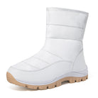 Weiße Winterstiefel mit rutschfester Sohle, ideal für kalte Wetterbedingungen. Perfekt für Outdoor-Aktivitäten und modische Winteroutfits.