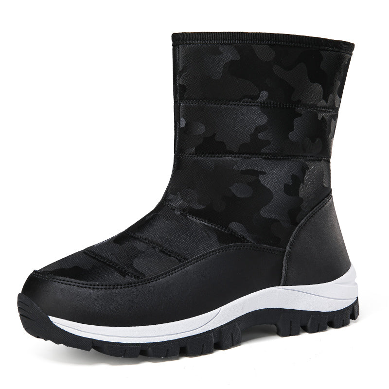 Schwarzer Winterstiefel mit Camouflage-Muster, rutschfeste Sohle, warm gefüttert, ideal für Outdoor-Aktivitäten und kaltes Wetter.