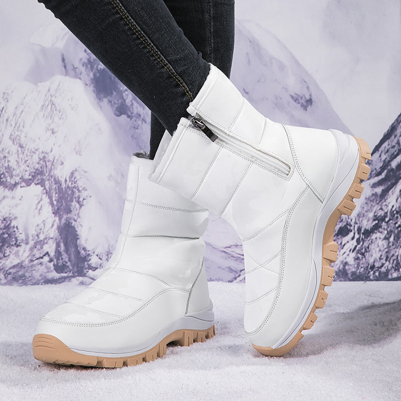 Weiße Winterstiefel mit Reißverschluss und rutschfester Sohle, ideal für Schnee und Outdoor-Aktivitäten. Perfekte Damenstiefel für kalte Tage.