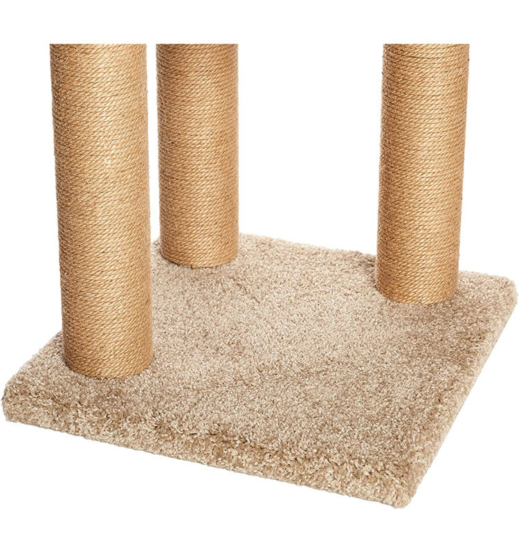 Kratzbaum Sisalpfosten auf Teppichboden, beige, stabil, für Katzen, Krallenpflege.