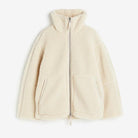 Kuschelige Damen Teddyjacke in Cremeweiß mit Reißverschluss und Taschen. Perfekt für Herbst und Winter. Modische, warme Jacke für Damen.