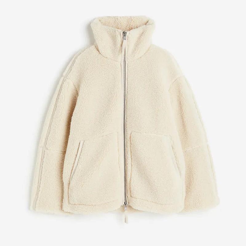 Kuschelige Damen Teddyjacke in Cremeweiß mit Reißverschluss und Taschen. Perfekt für Herbst und Winter. Modische, warme Jacke für Damen.