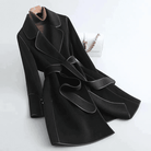 Eleganter schwarzer Damenmantel mit Gürtel, ideal für Herbst und Winter. Hochwertige Verarbeitung, stilvoller Look, perfekt für modische Outfits.
