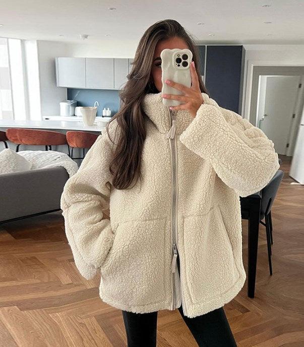 Flauschige Damenjacke in Cremeweiß, ideal für Herbst und Winter. Modischer Teddy-Mantel, warm und bequem, perfekt für kalte Tage.