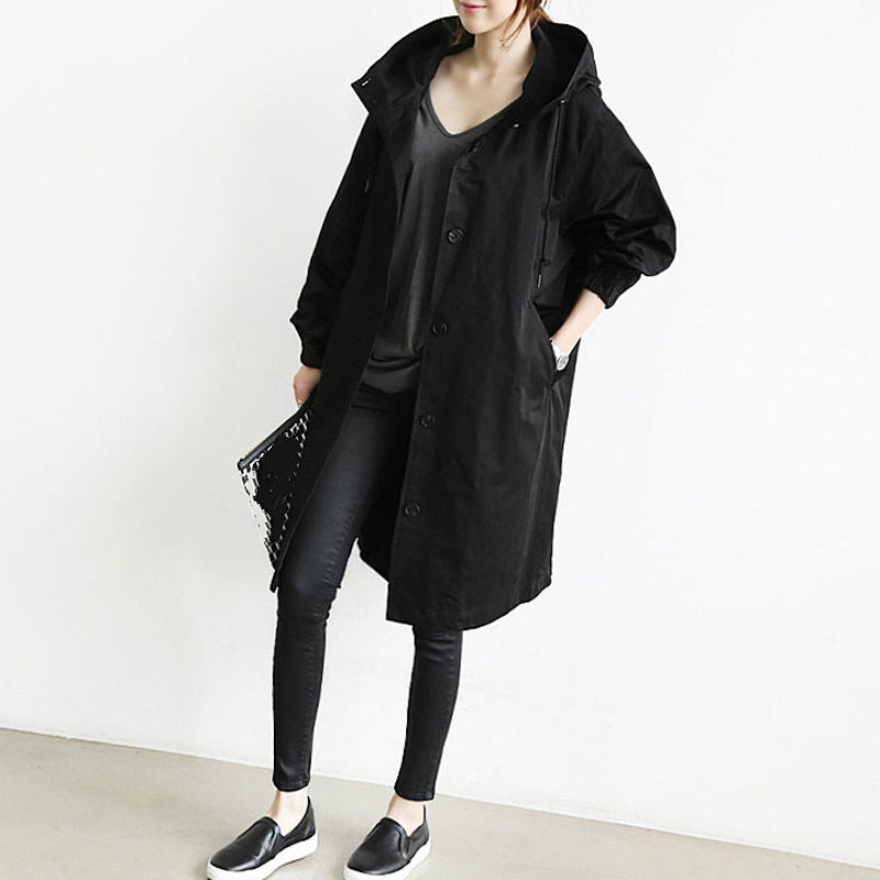 Schwarzer Damenmantel, lässig und modern, ideal für Herbstmode. Perfekt kombinierbar mit Jeans und Sneakers. Trendige Damenbekleidung.