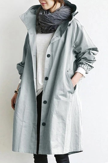 Damen-Trenchcoat in Hellgrau, lässig und stilvoll, ideal für Herbstmode. Perfekt kombiniert mit Schal und Jeans für einen modernen Look.