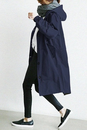 Damenmantel in Dunkelblau mit Kapuze, lässiger Stil, ideal für Herbstmode. Kombiniert mit schwarzer Leggings und Sneakers für einen modernen Look.