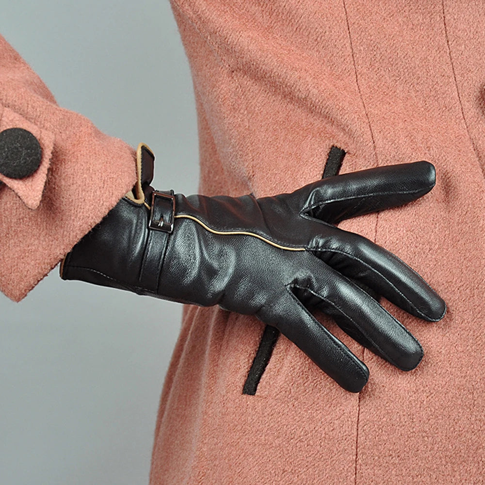Schwarzer Lederhandschuh Damen, elegant, mit Schnalle, auf rosa Mantel, stilvoll, Herbstmode.