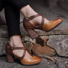 Braune Damen-Lederpumps mit Blockabsatz, elegantes Design, ideal für Herbstmode.