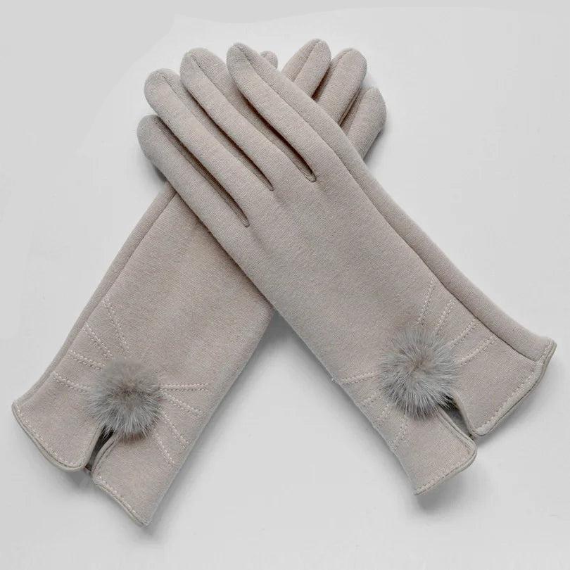 Elegante Damenhandschuhe aus grauem Stoff mit stilvollen Kunstfell-Pompons. Perfekt für Wintermode, warm und modisch. Hochwertige Verarbeitung.