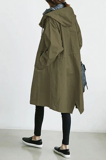 Damenparka in Olivgrün, lässiger Stil, ideal für Herbstmode. Wasserabweisend, mit Kapuze, perfekt für Outdoor-Aktivitäten und urbane Looks.