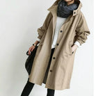 Damen-Trenchcoat in Beige, lässig geschnitten, mit Knopfleiste und Kapuze. Perfekt für Herbstmode, stilvoll und vielseitig kombinierbar.