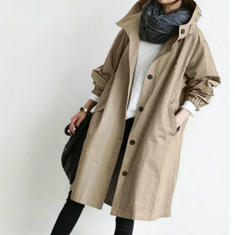 Damen-Trenchcoat in Beige mit Kapuze, Knopfleiste und Taschen. Modischer Herbstmantel, ideal für stilvolle Outfits. Perfekt für kühle Tage.