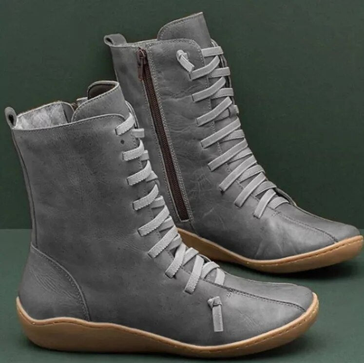 Graue Damenstiefel aus Leder mit seitlichem Reißverschluss und Schnürung, rutschfeste Sohle. Perfekt für Herbstmode und Outdoor-Aktivitäten.