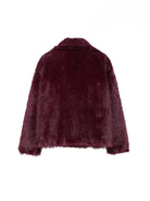 Bordeauxfarbener Kunstpelzmantel, Damenmode, luxuriös, warm, stilvoll, Winterbekleidung.
