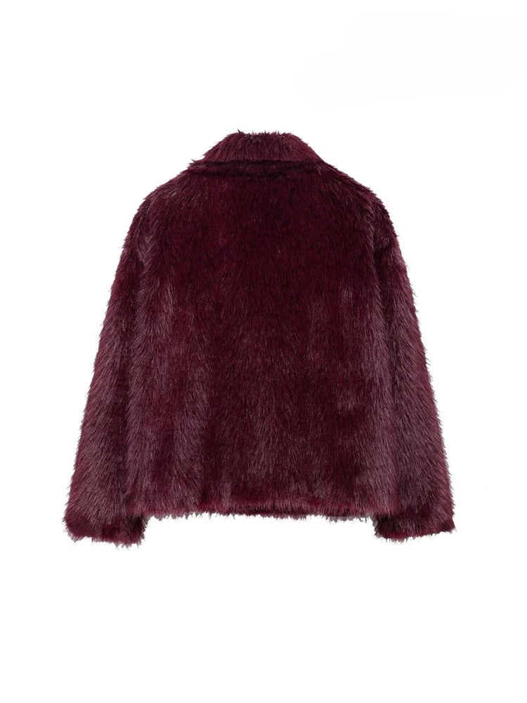Bordeauxfarbener Kunstpelzmantel, Damenmode, luxuriös, warm, stilvoll, Winterbekleidung.