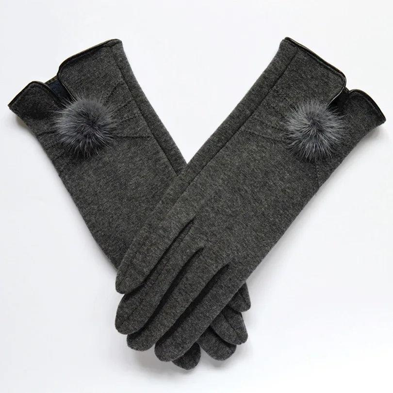 Elegante graue Damenhandschuhe aus Wolle mit stilvollen Kunstfell-Pompons, ideal für Wintermode und kaltes Wetter. Perfekt für stilvolle Outfits.