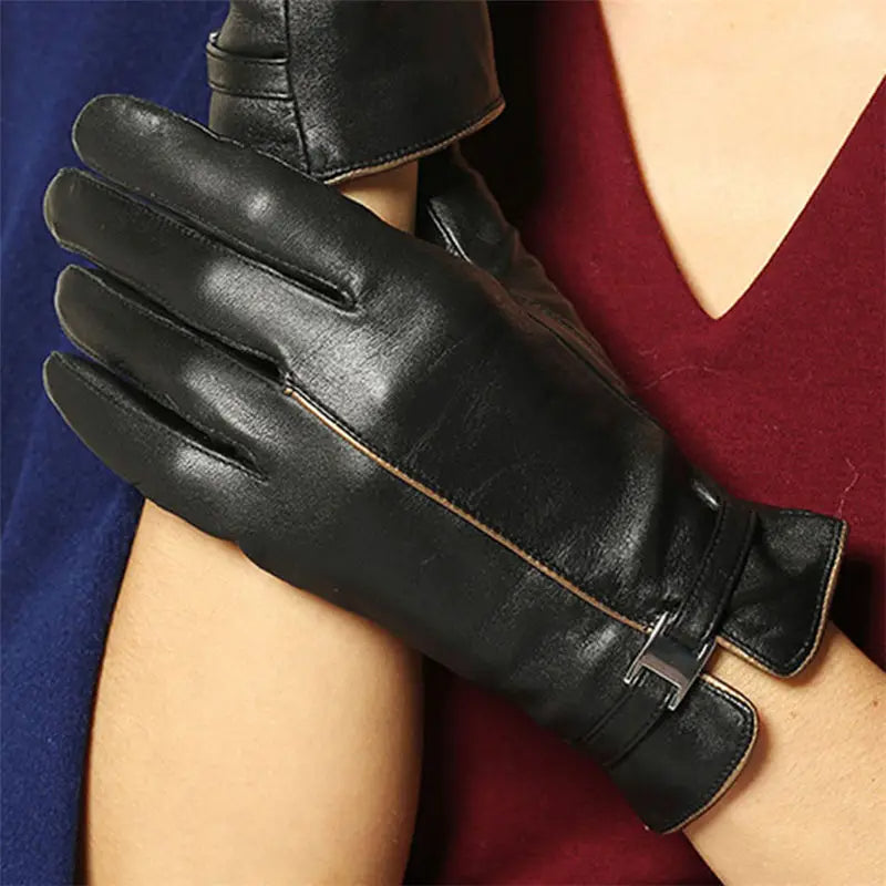 Schwarze Lederhandschuhe, elegant, Damenmode, Herbst-Winter, Accessoire, stilvoll, warm.