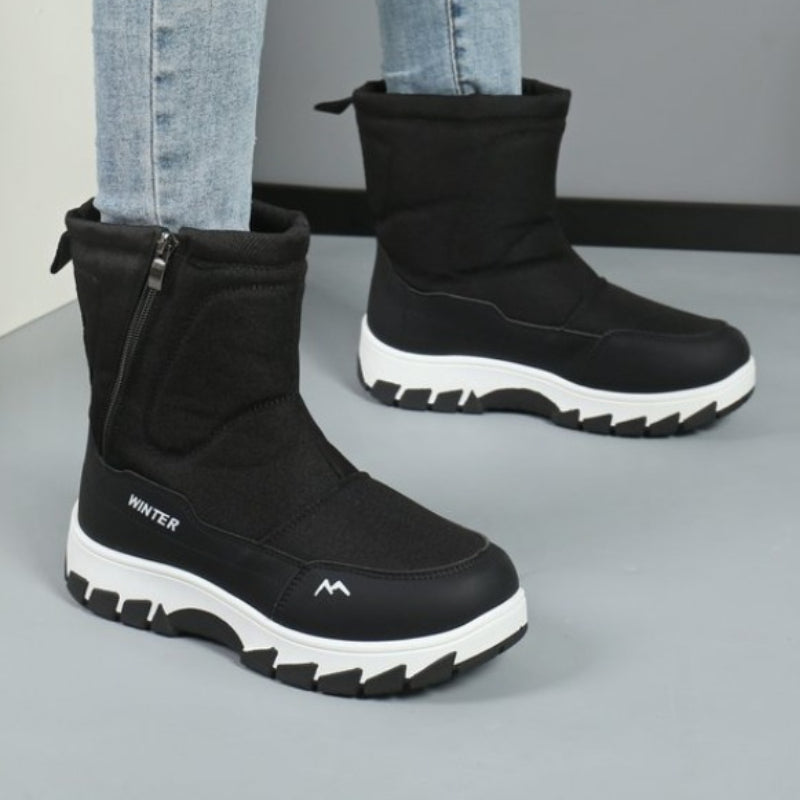 Schwarze Winterstiefel mit dicker Sohle und Reißverschluss, ideal für kaltes Wetter. Modische, warme Schuhe für Damen und Herren.