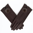 Elegante braune Damenhandschuhe mit Kunstfellbesatz, ideal für Wintermode. Hochwertige Materialien, stilvoll und warm. Perfekt für kalte Tage.
