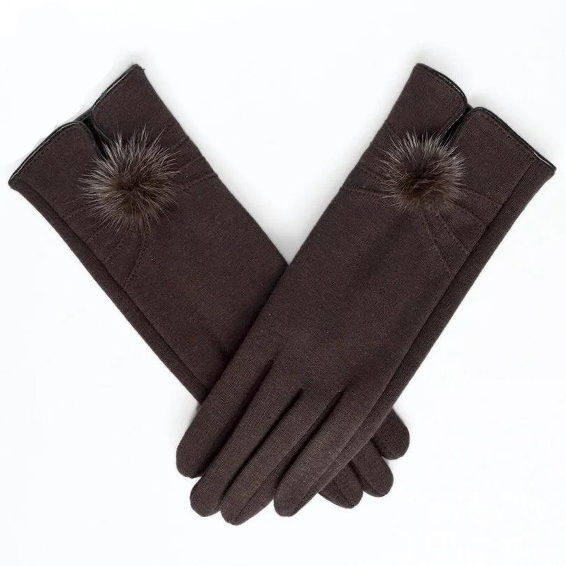 Elegante braune Damenhandschuhe mit Kunstfellbesatz, ideal für Wintermode. Hochwertige Materialien, stilvoll und warm. Perfekt für kalte Tage.