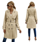 Beiger Trenchcoat für Damen, klassisches Design mit Gürtel und Knopfleiste, ideal für Herbstmode. Perfekt kombinierbar mit Jeans und Stiefeln.