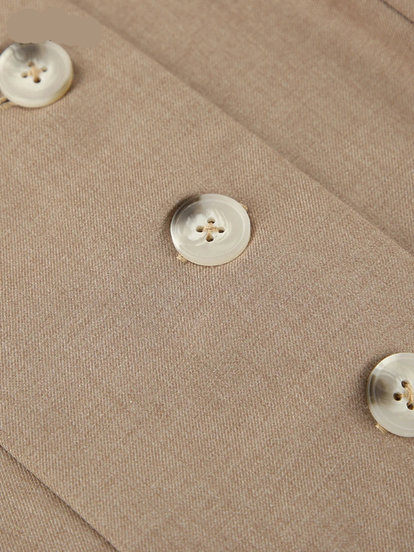 Beige Blazerstoff mit Perlmuttknöpfen, elegantes Design, hochwertige Mode, Detailansicht.