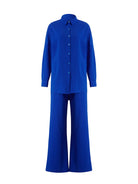 Blaues Damen-Hosenanzug-Set mit Hemd und weiten Hosen, ideal für Büro und Freizeit. Modischer Zweiteiler aus hochwertigem Stoff.