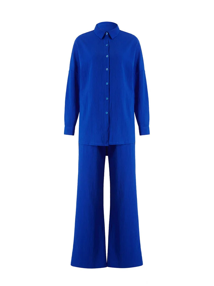 Blaues Damen-Hosenanzug-Set mit Hemd und weiten Hosen, ideal für Büro und Freizeit. Modischer Zweiteiler aus hochwertigem Stoff.