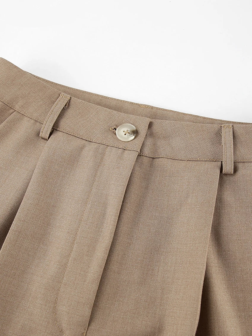 Beige Damenhose aus Leinen, hoher Bund, Knopfverschluss, elegantes Design, Sommermode.