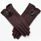 Damenhandschuhe aus braunem Stoff mit Kunstfell-Pompons, elegant und warm, ideal für Wintermode und stilvolle Accessoires.