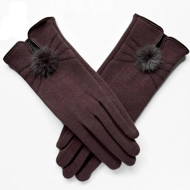 Damenhandschuhe aus braunem Stoff mit Kunstfell-Pompons, elegant und warm, ideal für Wintermode und stilvolle Accessoires.