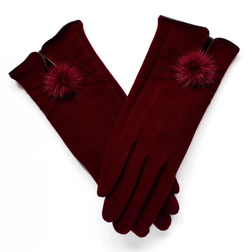 Elegante rote Damenhandschuhe aus Wolle mit Kunstpelzbesatz. Perfekt für Wintermode, stilvoll und warm. Ideal für kalte Tage und festliche Anlässe.