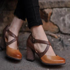 Braune Damen-Lederpumps mit Blockabsatz und Riemen, elegantes Design, ideal für Herbstmode.