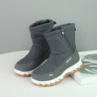 Graue Winterstiefel mit Reißverschluss, rutschfester Sohle und modernem Design. Perfekt für kalte Tage. Outdoor-Schuhe, warme Stiefel.