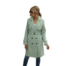 Damen-Trenchcoat in Mintgrün, stilvoll und modern. Perfekt für den Herbst, mit Gürtel und Knopfleiste. Modetrend 2023, eleganter Mantel.
