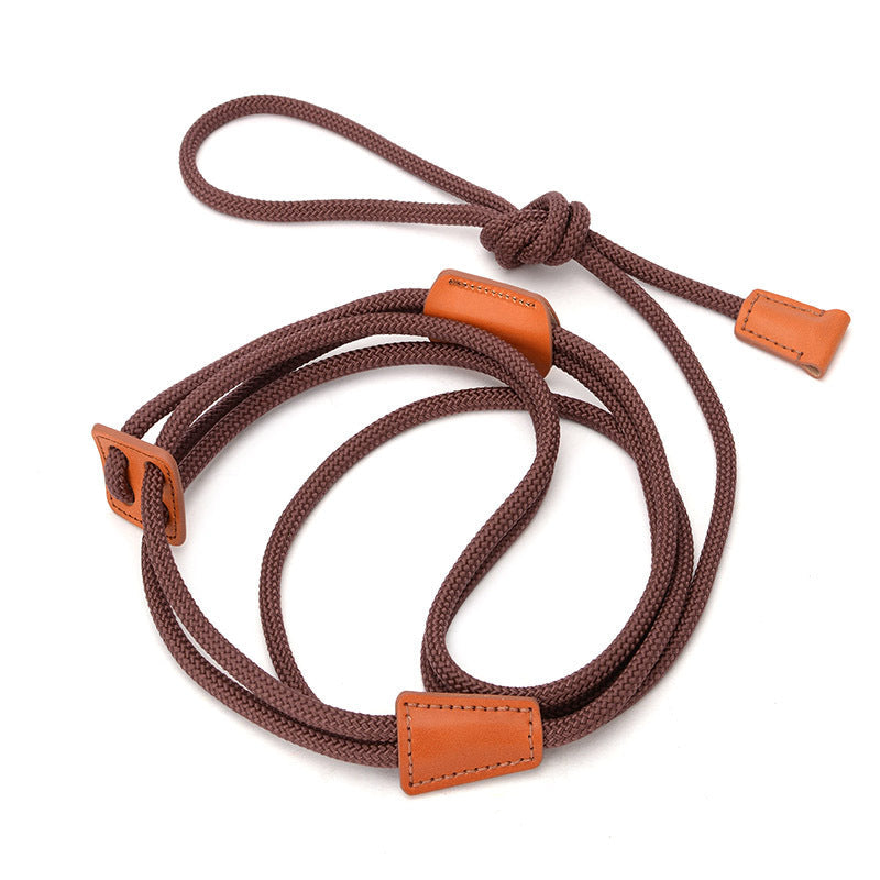 Braune Kameragurt aus geflochtenem Nylon mit Lederakzenten, verstellbar, langlebig, ideal für Fotografen, stilvolles Zubehör für Kameras.