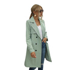 Damen-Trenchcoat in Mintgrün, stilvoll und modern, ideal für Frühling und Herbst. Perfekt kombinierbar mit Jeans und Sonnenbrille.