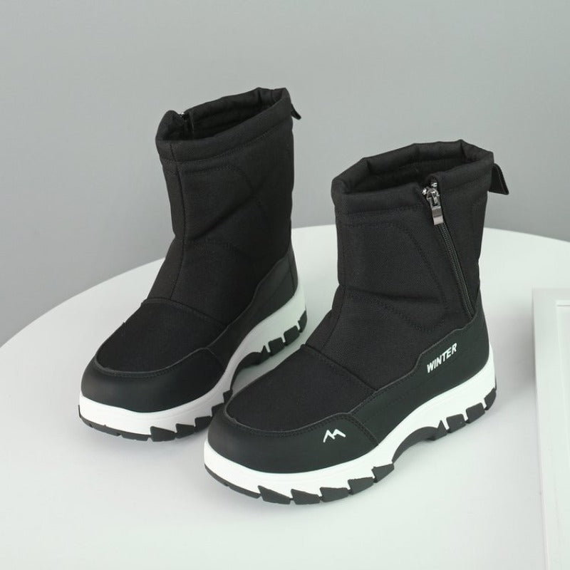 Schwarze Winterstiefel mit Reißverschluss, rutschfester Sohle und modernem Design. Perfekt für kalte Tage. Damenmode, warme Schuhe, Outdoor.