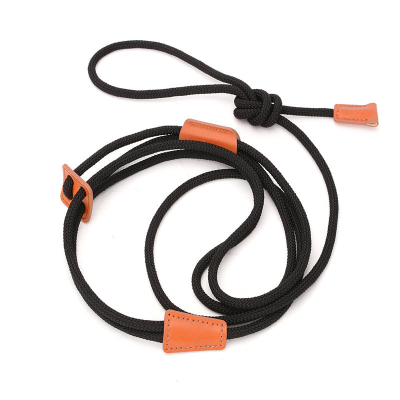 Schwarze Kameragurt aus robustem Nylon mit braunen Lederakzenten, ideal für DSLR und spiegellose Kameras. Verstellbar und langlebig.