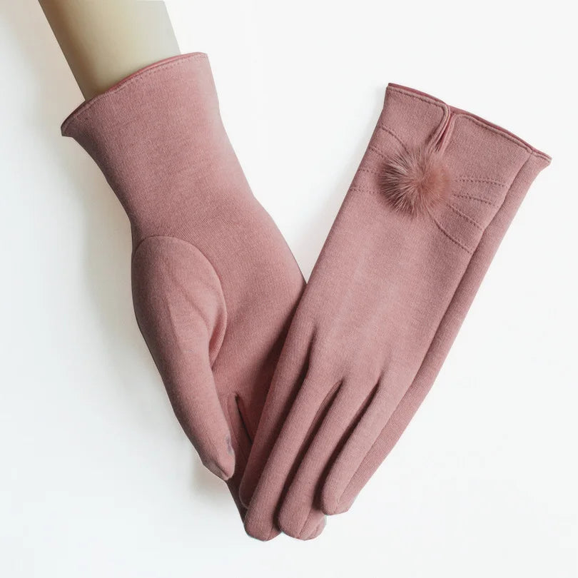 Damenhandschuhe aus rosa Stoff mit dekorativem Pompon, elegant und stilvoll, ideal für Herbst und Winter. Perfekt für modische Outfits.