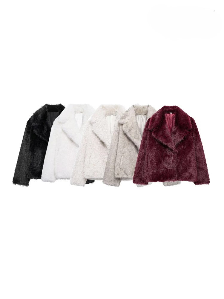 Vier Kunstpelzmäntel in Schwarz, Weiß, Beige und Rot, elegant und modisch für Damen.