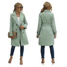 Damen-Trenchcoat in Mintgrün, doppelt geknöpft, mit Gürtel. Perfekt für Frühling und Herbst. Modischer Mantel für stilvolle Outfits.