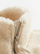 Kuscheliger Teddyfleece-Pullover mit Reißverschluss, ideal für kalte Tage. Weiches, warmes Material in Beige. Perfekt für Herbst- und Wintermode.
