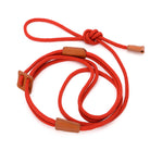 Rote Hundeleine aus robustem Nylon mit Lederakzenten, verstellbar und langlebig. Perfekt für Spaziergänge, Training und Outdoor-Aktivitäten.