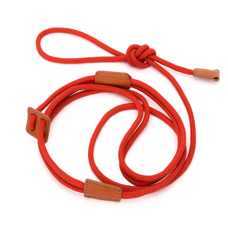 Rote Hundeleine aus robustem Nylon mit Lederakzenten, verstellbar und langlebig. Perfekt für Spaziergänge, Training und Outdoor-Aktivitäten.